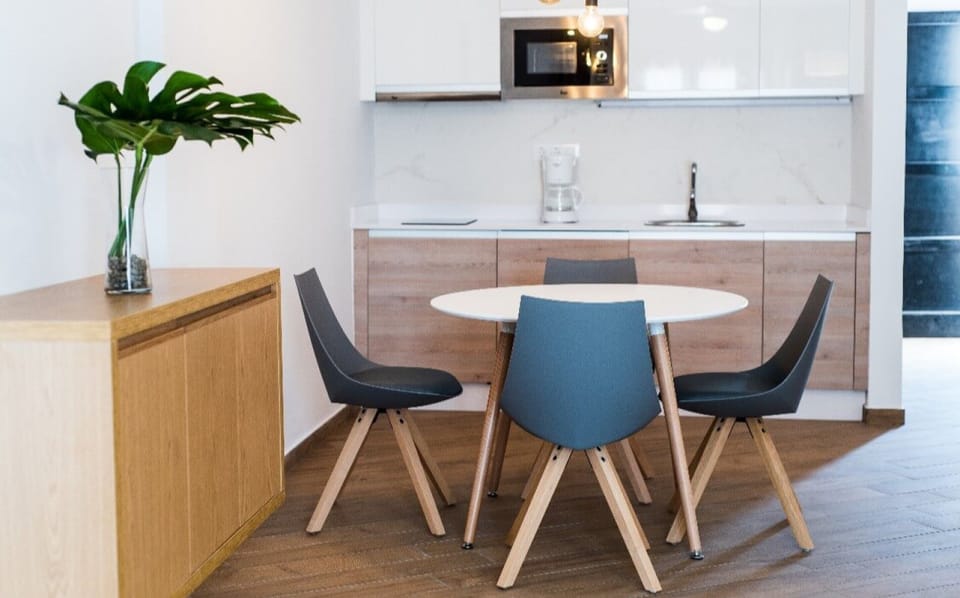 Deluxe Apartment | Private kitchen | Fridge, microwave, stovetop, coffee/tea maker