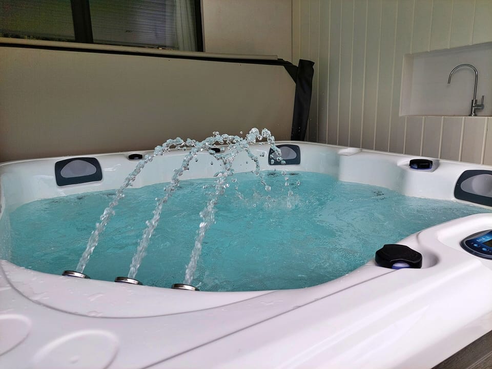 Cottage in Devon With Hot Tub & Dartmoor Views Cottage in Bovey Tracey