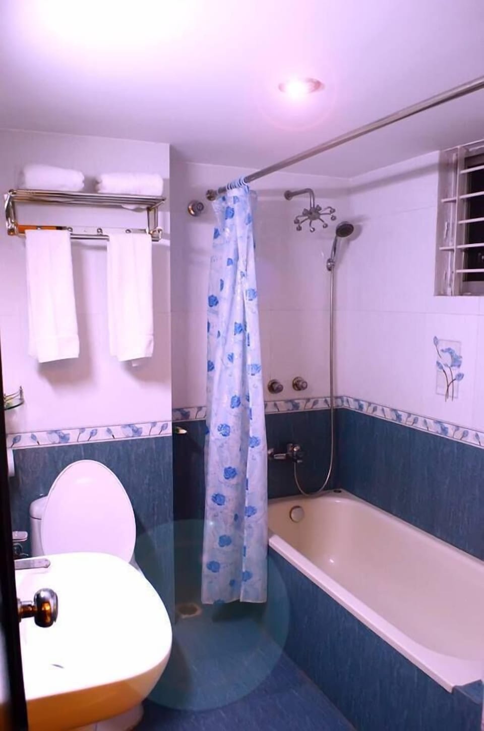 Standard Studio Suite, 1 King Bed, Non Smoking, City View | Bathroom | Free toiletries, hair dryer, bathrobes, slippers
