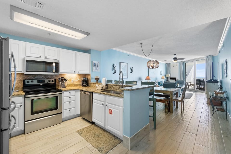 Condo, Multiple Beds (Palacio 1405) | Private kitchen | Oven, toaster, paper towels