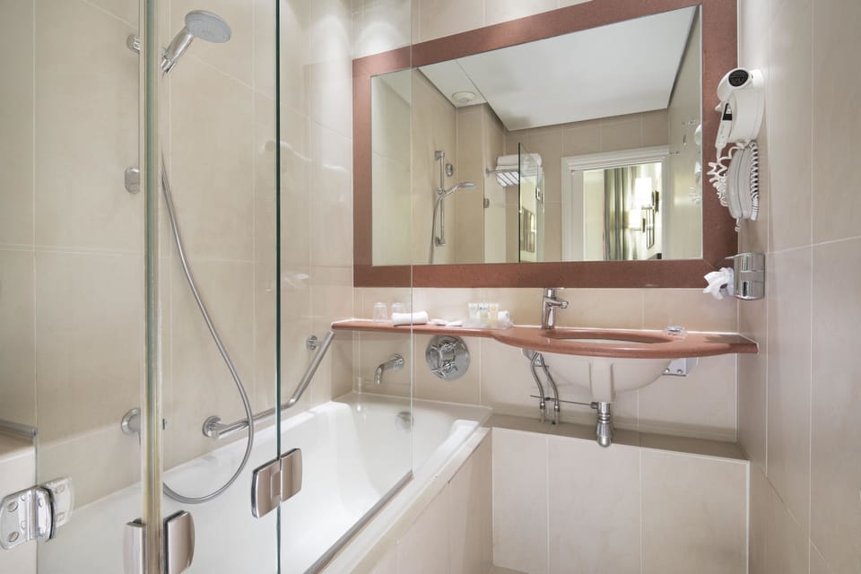 Combined shower/tub, hair dryer, towels