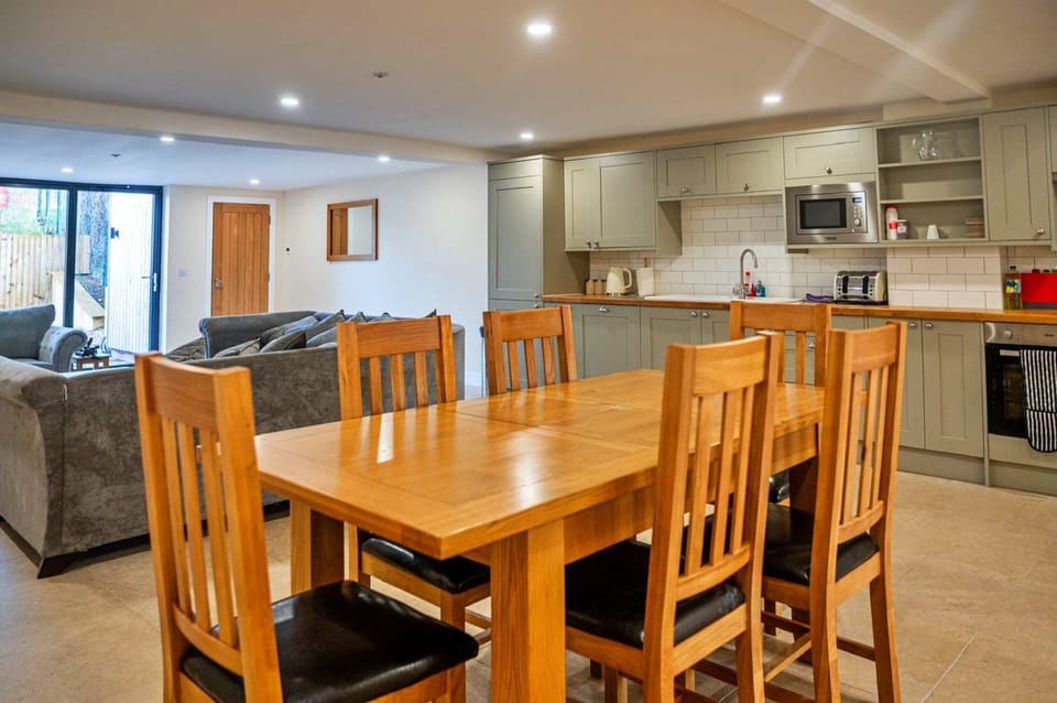 Cottage | Dining