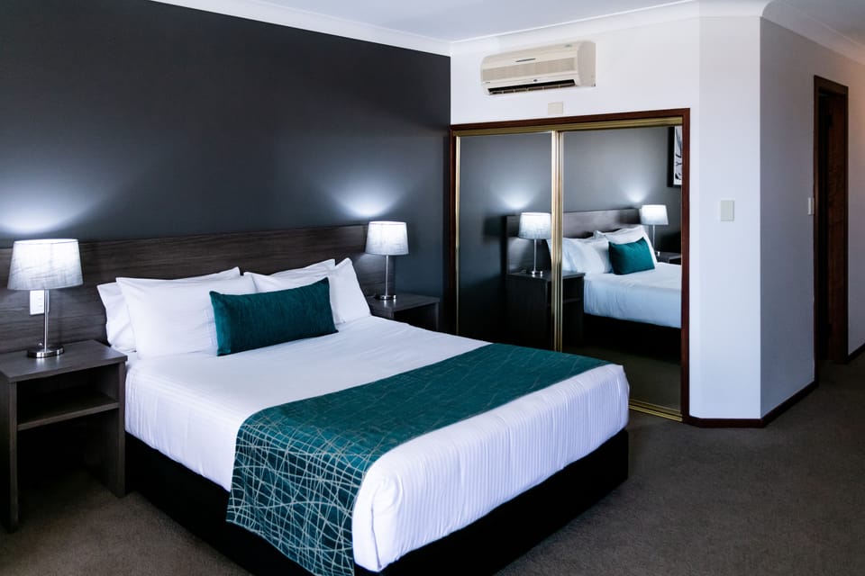Premium bedding, minibar, desk, blackout drapes