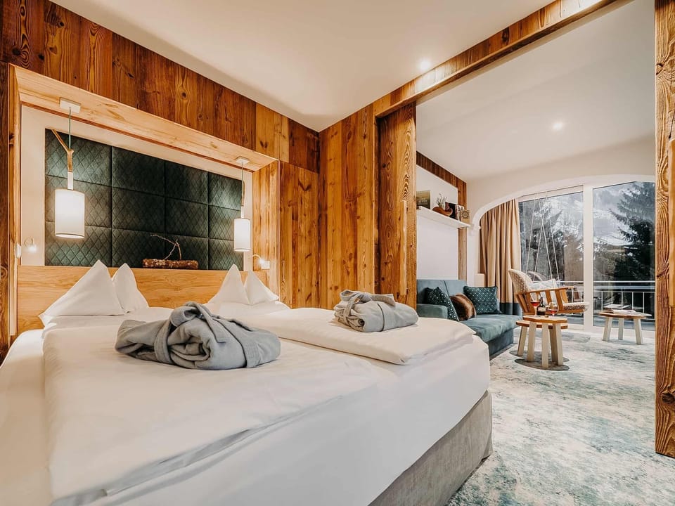 Premium bedding, in-room safe, desk, blackout drapes