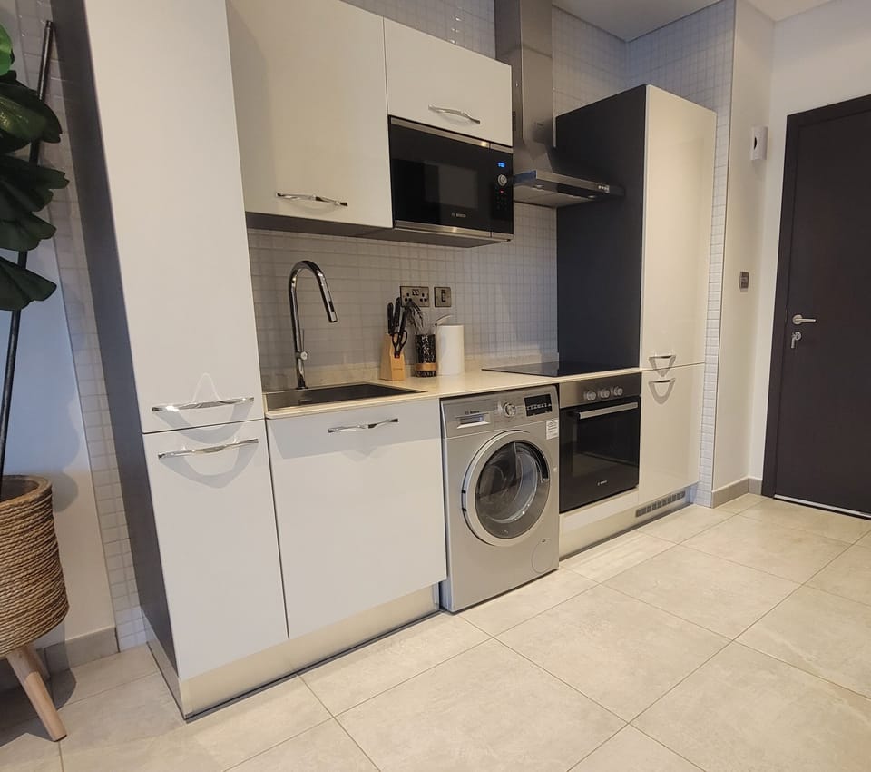 Studio Suite, City View | Private kitchen | Full-size fridge, microwave, oven, stovetop