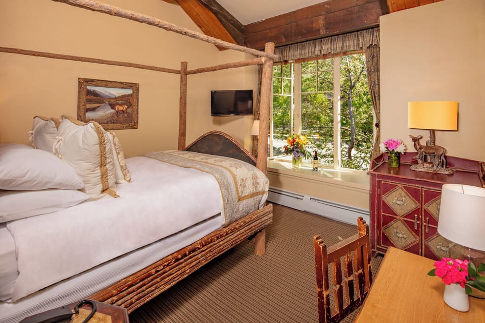 Deluxe Room, 1 Queen Bed | Premium bedding, individually decorated, individually furnished, desk