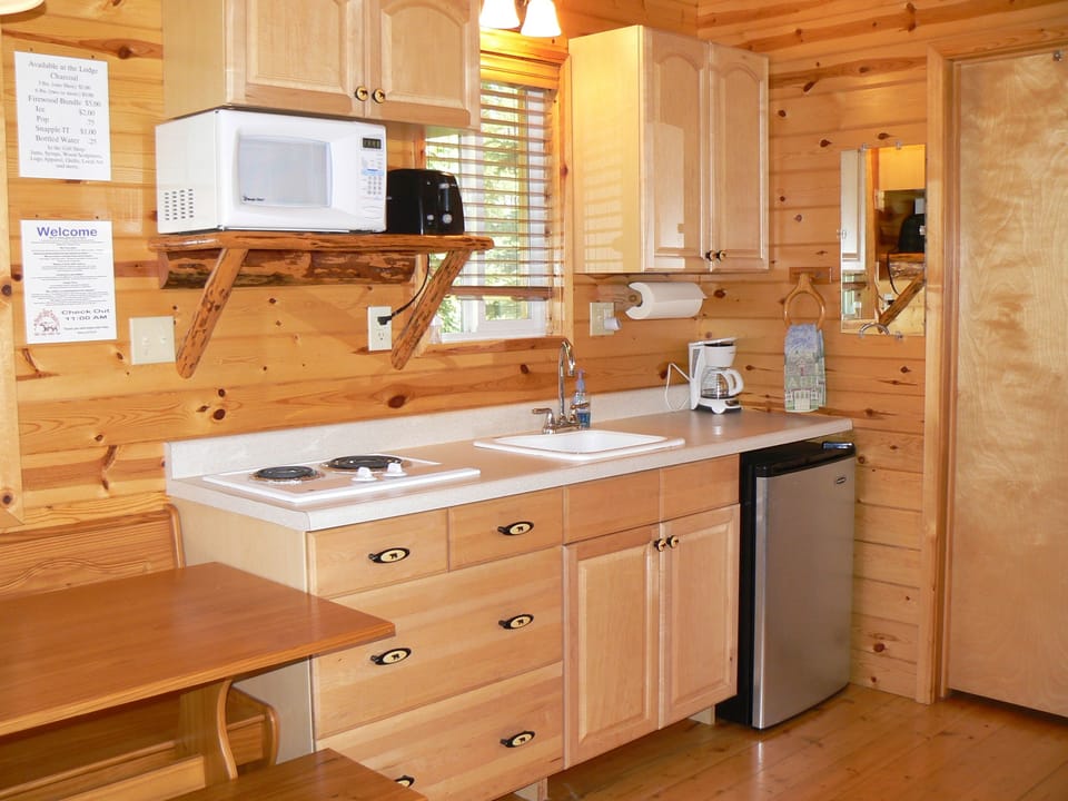 Cabin, Multiple Beds (Little Bear) | Private kitchenette | Microwave