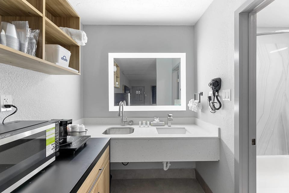 Combined shower/tub, towels