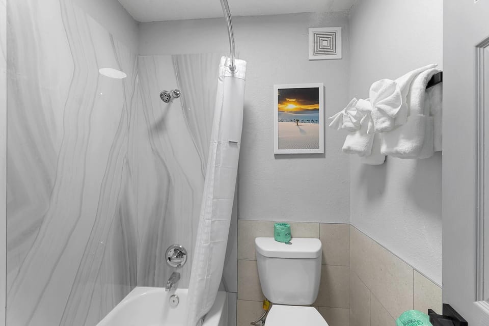 Combined shower/tub, towels