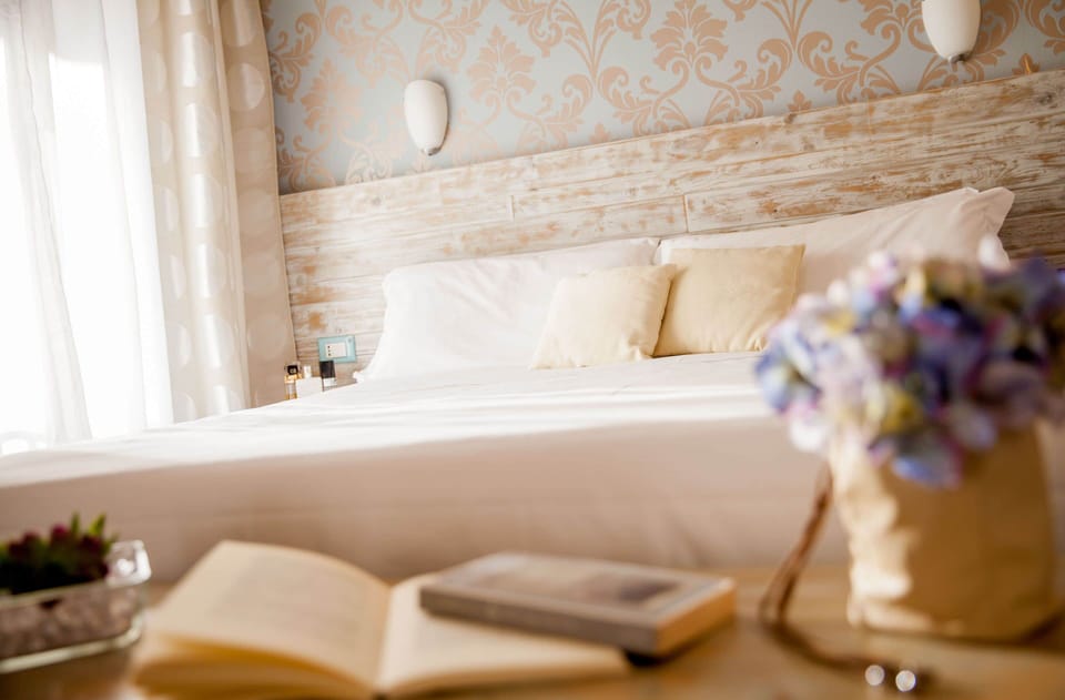 Down comforters, in-room safe, desk, blackout drapes