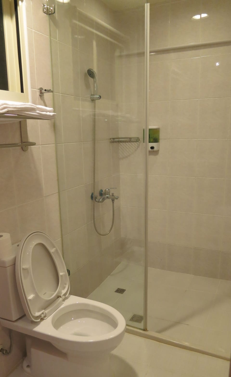 Standard Double Room (地下室, Basement) | Bathroom | Shower, hair dryer, slippers, towels