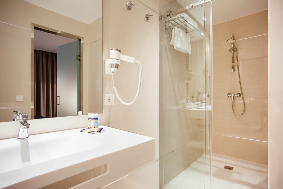 Shower, free toiletries, hair dryer, towels