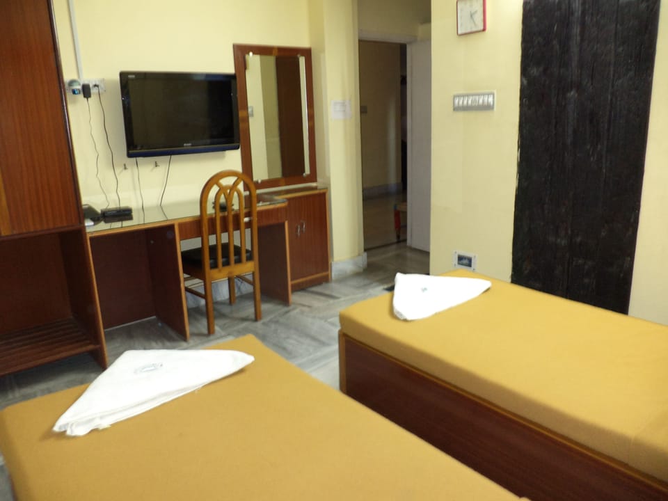 Deluxe Double Room Single Use, 1 Double Bed | Desk, iron/ironing board, free WiFi