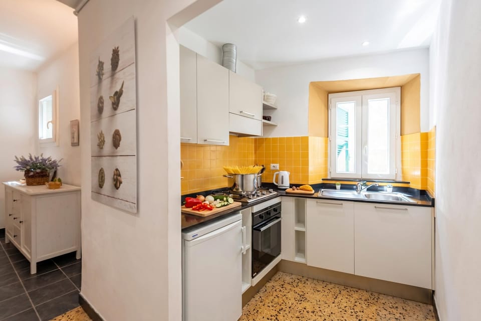 Standard Apartment, Multiple Bedrooms (Charming Flat In Vernazza) | Private kitchen | Fridge, stovetop, coffee/tea maker, electric kettle
