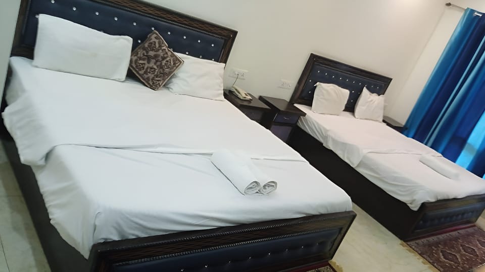 Family Room, Balcony, Lake View | Down comforters, Select Comfort beds, desk, free WiFi