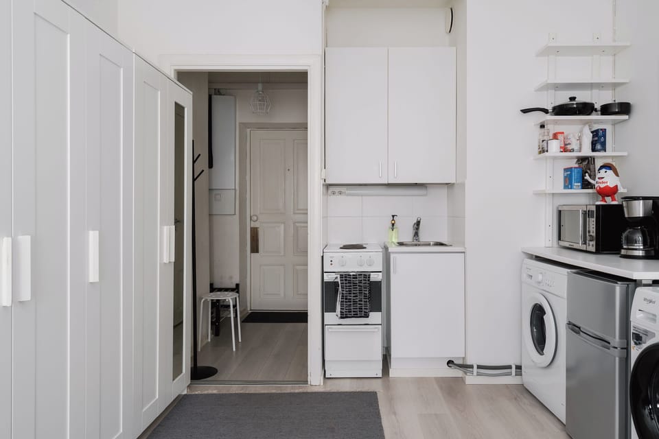 Mini-fridge, microwave, oven, stovetop