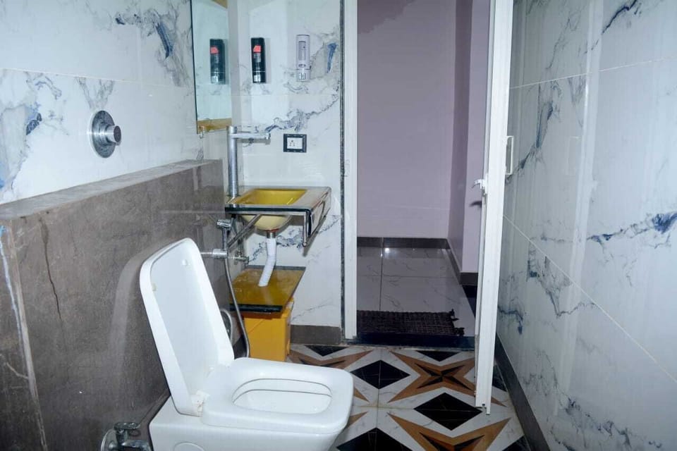 Deluxe Double Room, City View | Bathroom | Shower, free toiletries, towels, soap