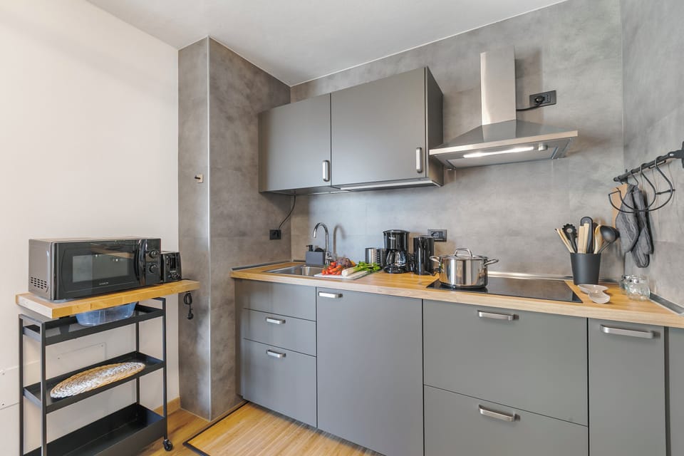 Fridge, stovetop, coffee/tea maker, electric kettle