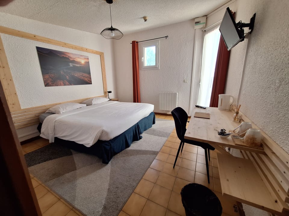 Double Room | Desk, free cribs/infant beds, rollaway beds, free WiFi