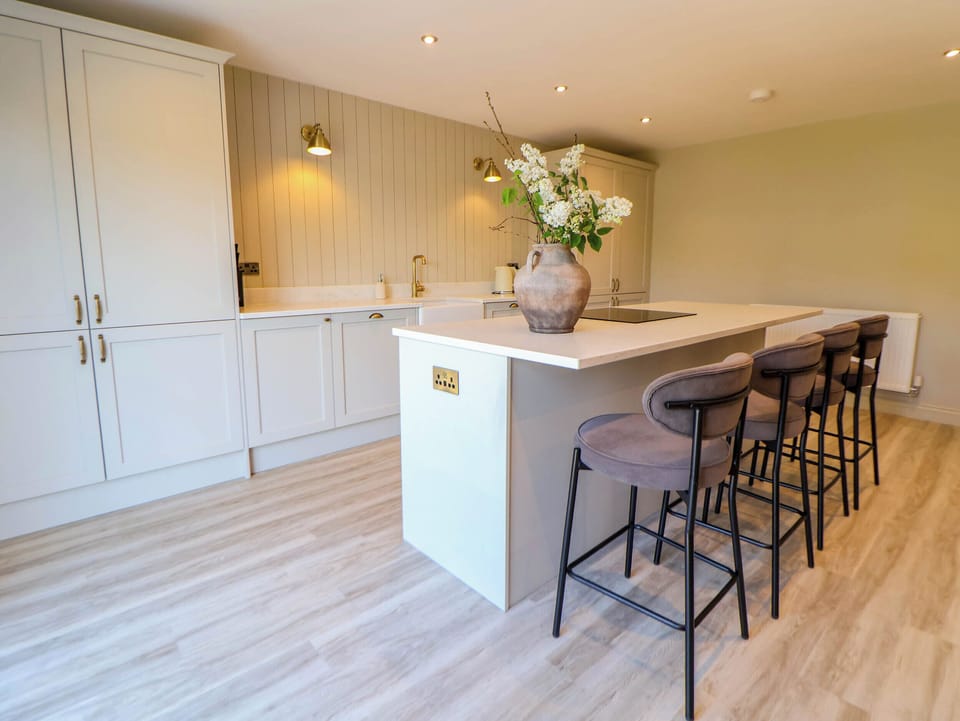Cottage | Private kitchen | Fridge, dishwasher, toaster, cookware/dishes/utensils