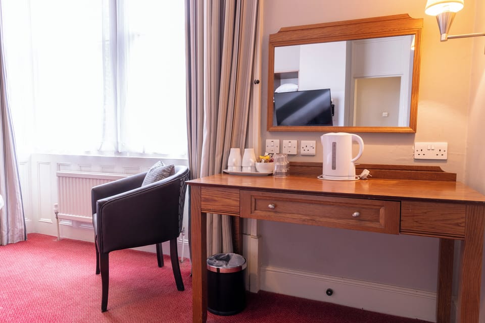Family Room | Desk, free WiFi, bed sheets