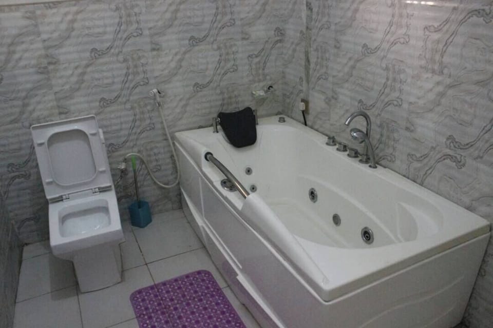 Deluxe Room, Balcony, City View | Bathroom | Free toiletries, hair dryer, towels, soap