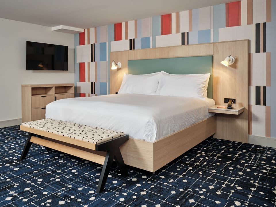 Signature Suite, 1 King Bed with Sofa bed | Pillowtop beds, in-room safe, WiFi (free), bed sheets
