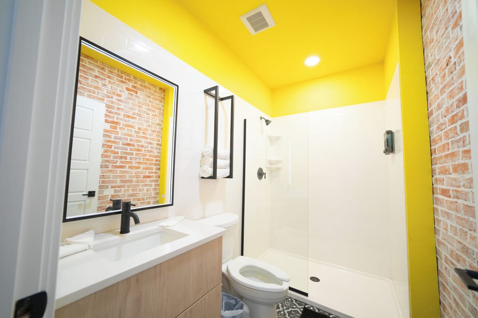 Business Studio Suite, 1 King Bed, Non Smoking, Kitchenette | Bathroom | Shower, towels, soap, shampoo