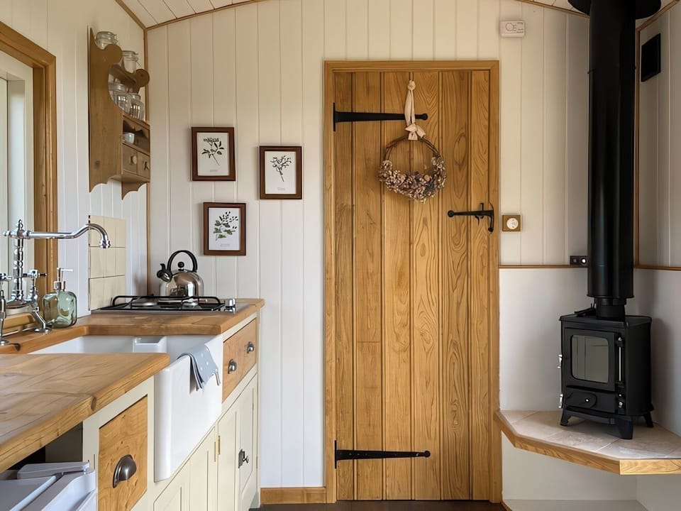 Fridge, cookware/dishes/utensils