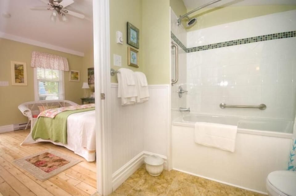 Room, 1 Queen Bed | Bathroom | Free toiletries, hair dryer, towels
