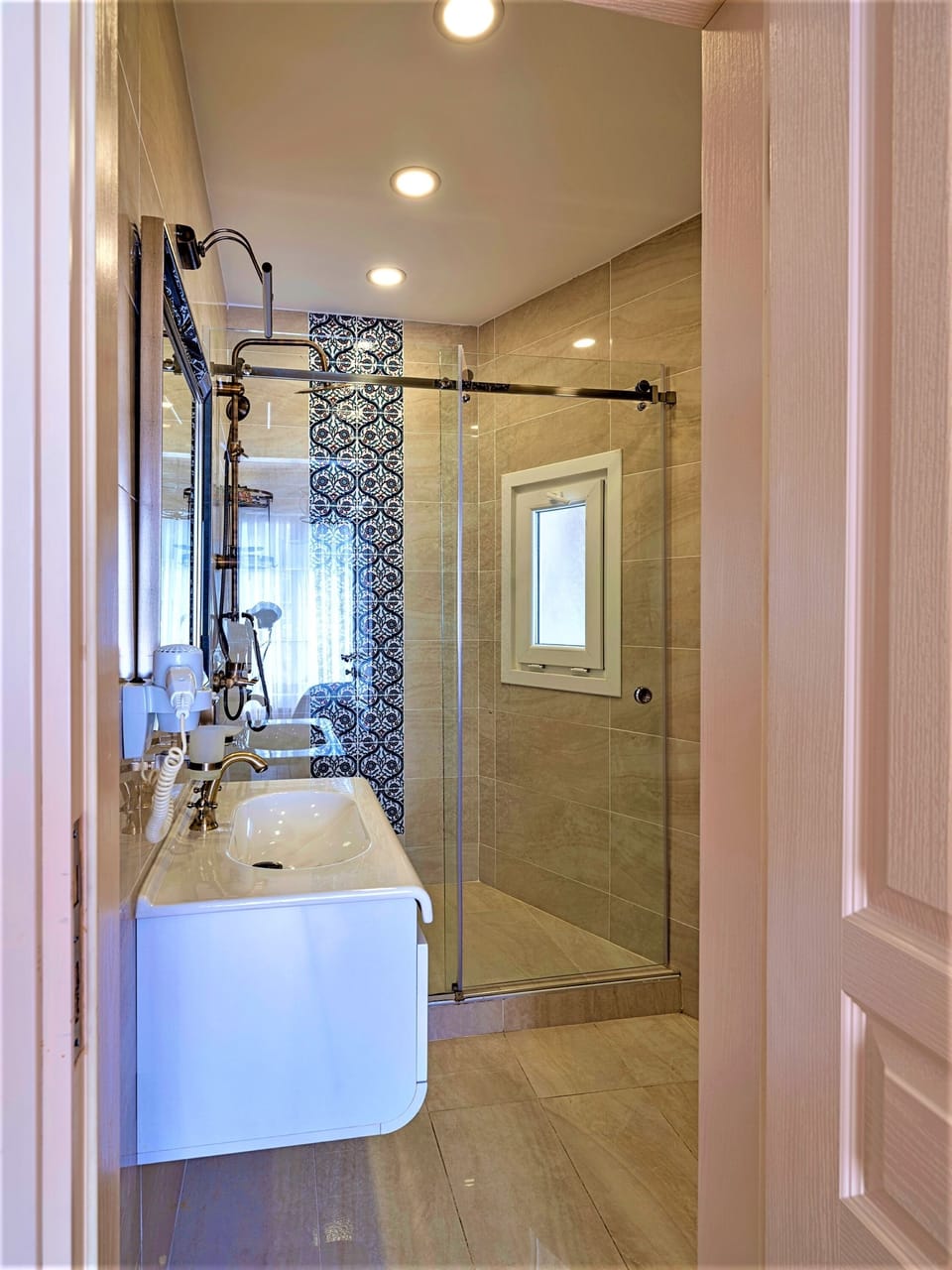 Deluxe Balcony Room | Bathroom | Shower, rainfall showerhead, free toiletries, hair dryer