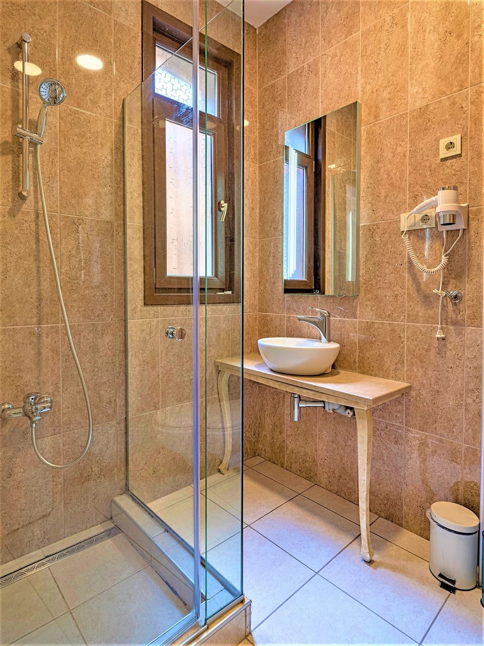 Economy Double Room | Bathroom | Shower, rainfall showerhead, free toiletries, hair dryer