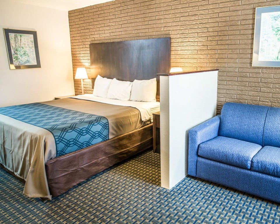 Room, 1 Queen Bed, Accessible, Non Smoking | Free WiFi, bed sheets