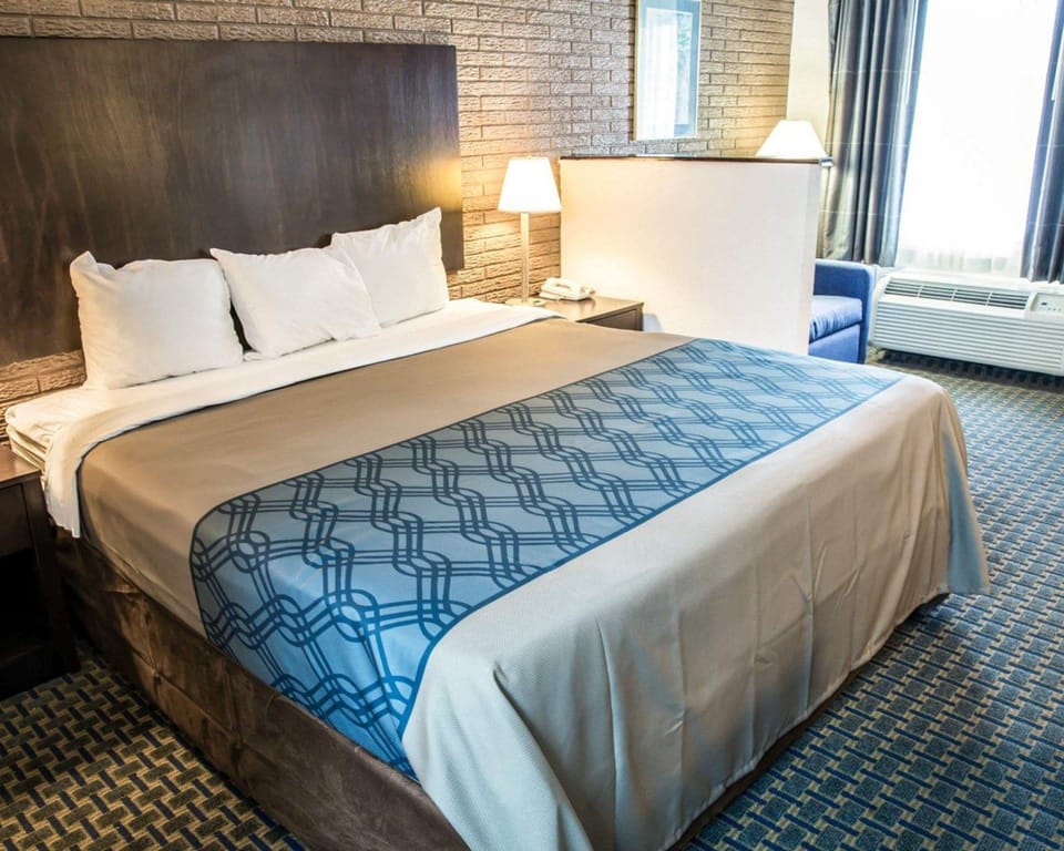 Room, 1 Queen Bed, Accessible, Non Smoking | Free WiFi, bed sheets