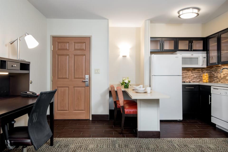 Full-size fridge, microwave, stovetop, dishwasher