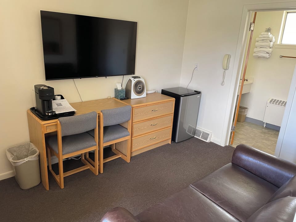 Deluxe Suite | Desk, laptop workspace, free WiFi