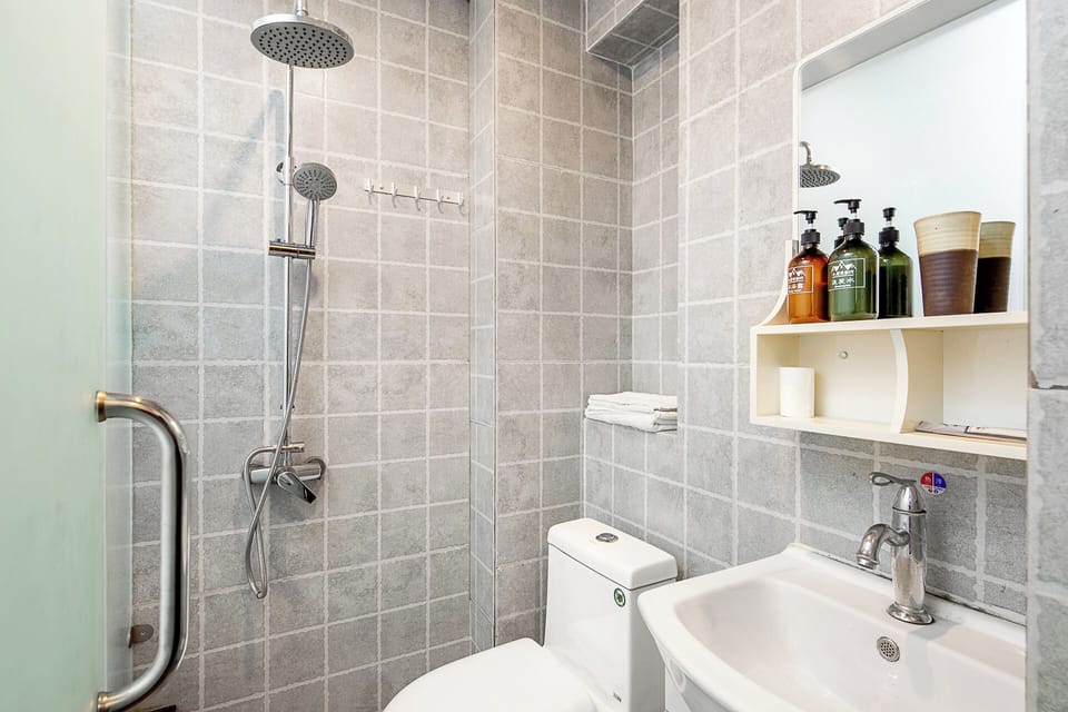 Junior Single Room, 1 Double Bed, Non Smoking, Air conditioning | Bathroom | Shower, rainfall showerhead, eco-friendly toiletries, hair dryer