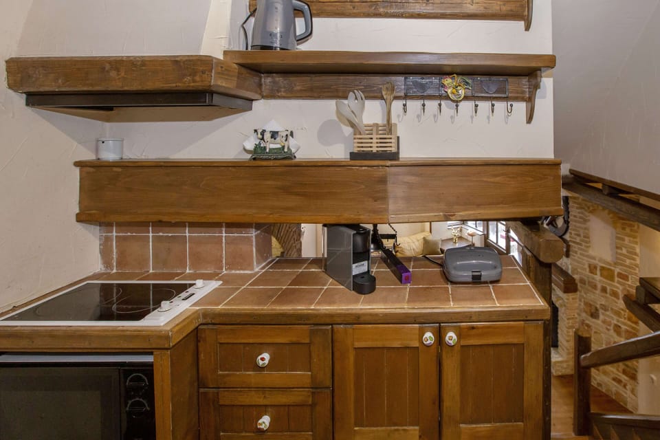 Economy Apartment, 3 Bedrooms, Mountain View | Private kitchenette | Mini-fridge, stovetop, coffee/tea maker, electric kettle