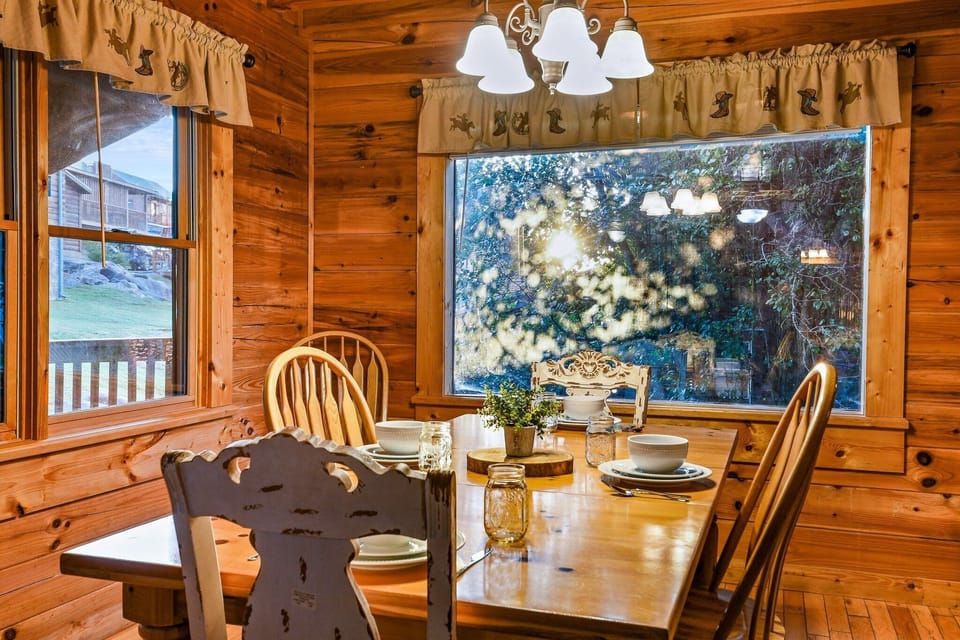 Cabin, 2 Bedrooms | Dining