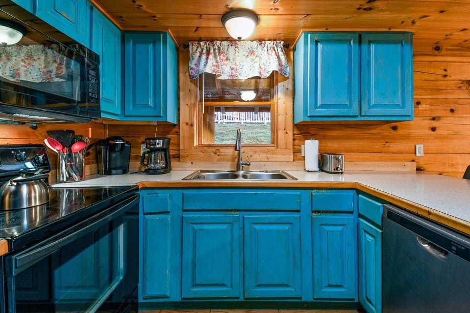 Cabin, 2 Bedrooms | Private kitchen | Coffee/tea maker, fridge, oven, toaster