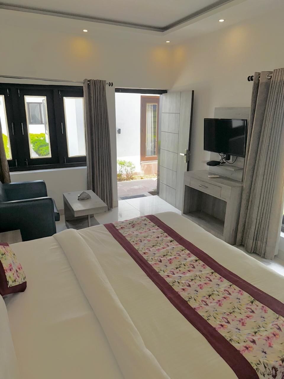 Family Cottage | Laptop workspace, rollaway beds, free WiFi, bed sheets