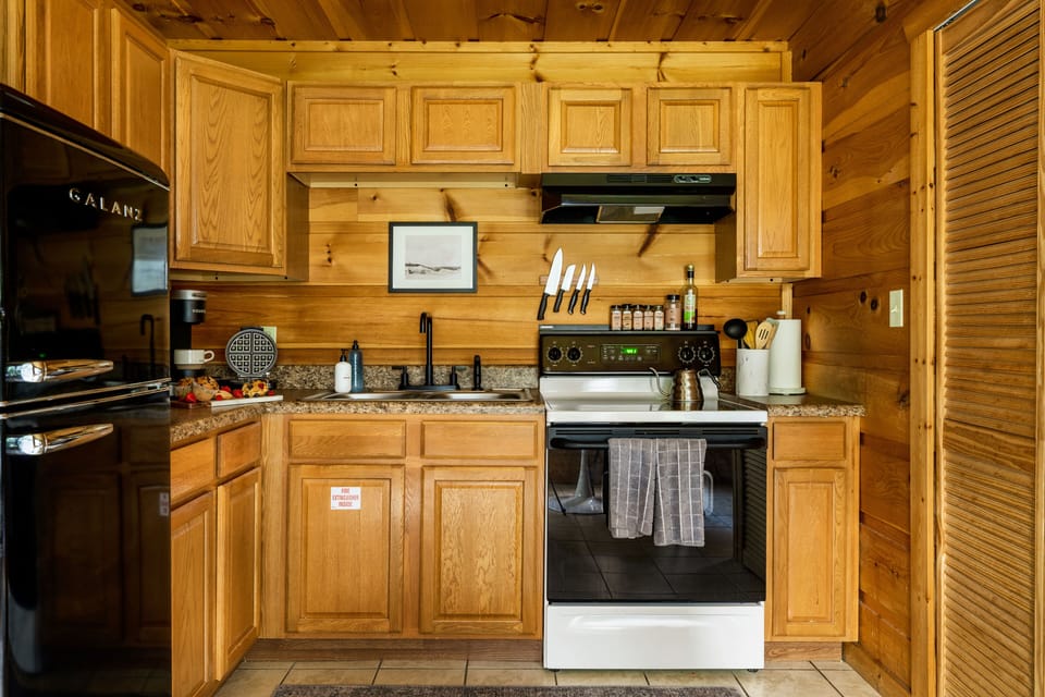 Family Cabin | Private kitchen | Full-size fridge, microwave, oven, stovetop