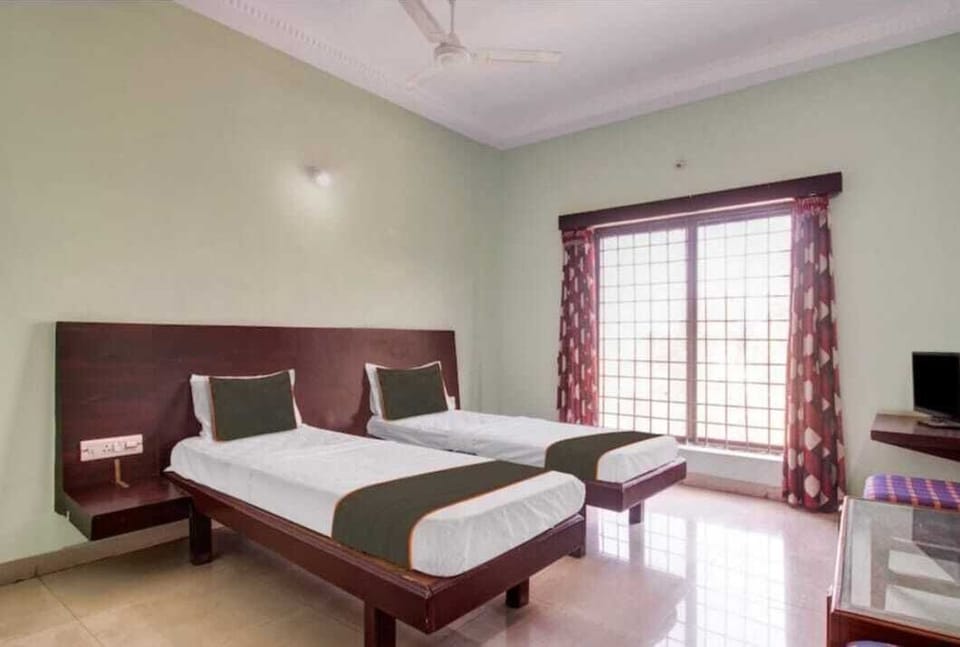 Deluxe Double or Twin Room, Air conditioning | Desk, free WiFi, bed sheets