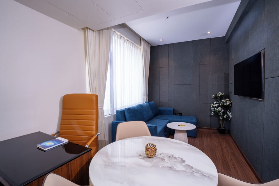 Family Suite, City View | Living area