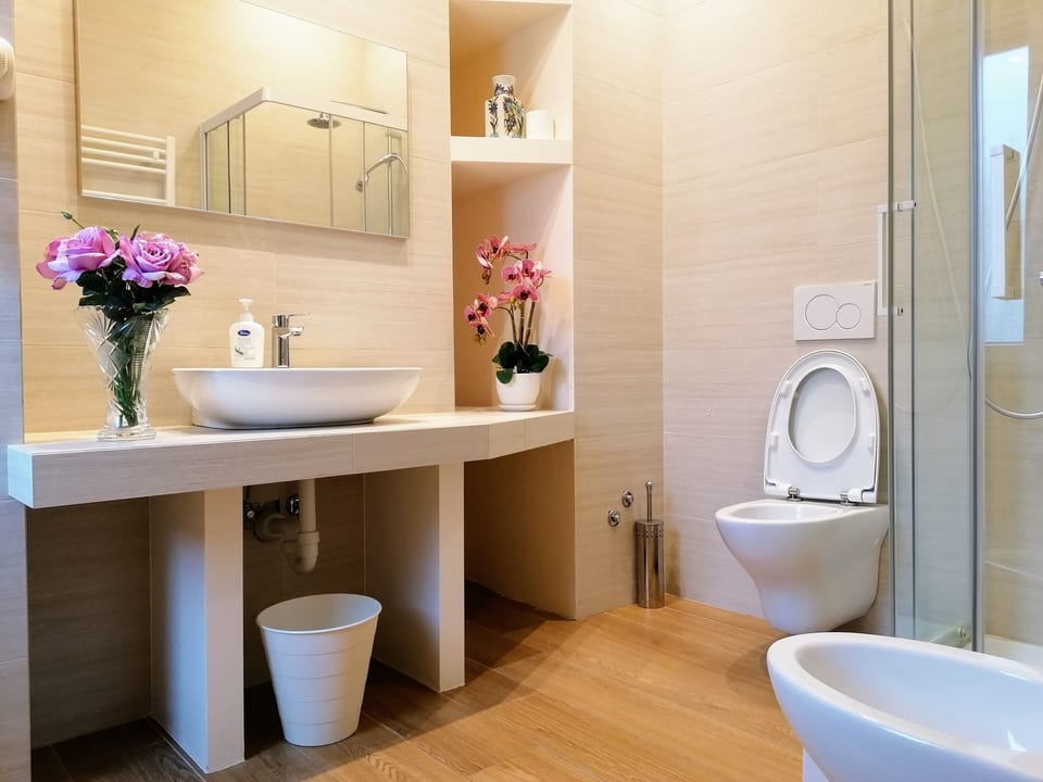 Camera 2 Green | Desk, laptop workspace, free WiFi