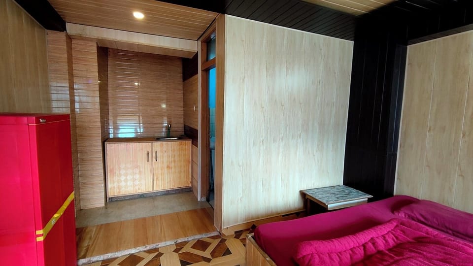 Classic Studio, Mountain View | Desk, laptop workspace, free WiFi