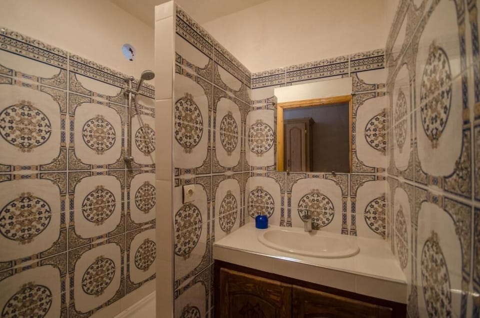 Family Triple Room, Garden View | Bathroom