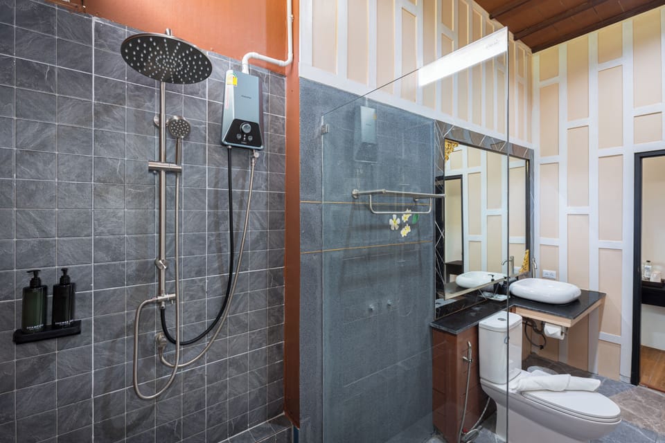 Shower, free toiletries, hair dryer, towels