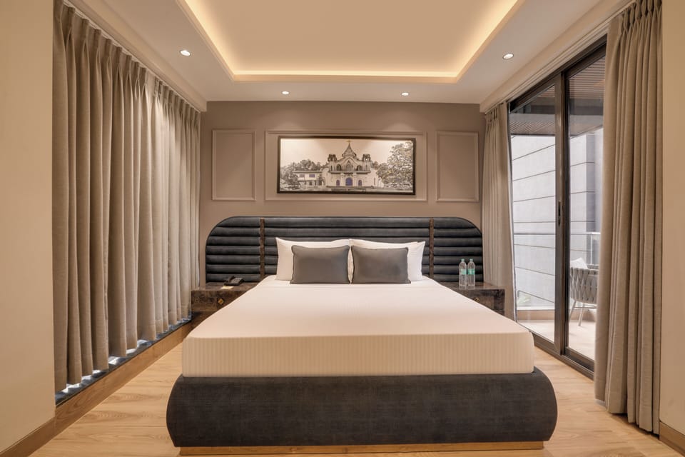 Deluxe Double Room with balcony | Laptop workspace