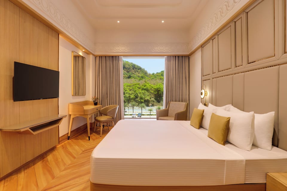 Deluxe Double Room | Minibar, laptop workspace, WiFi (free), bed sheets